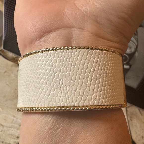 Gold Horse with faux pebbled leather accent - Stunning!!!! - Picture 4 of 6